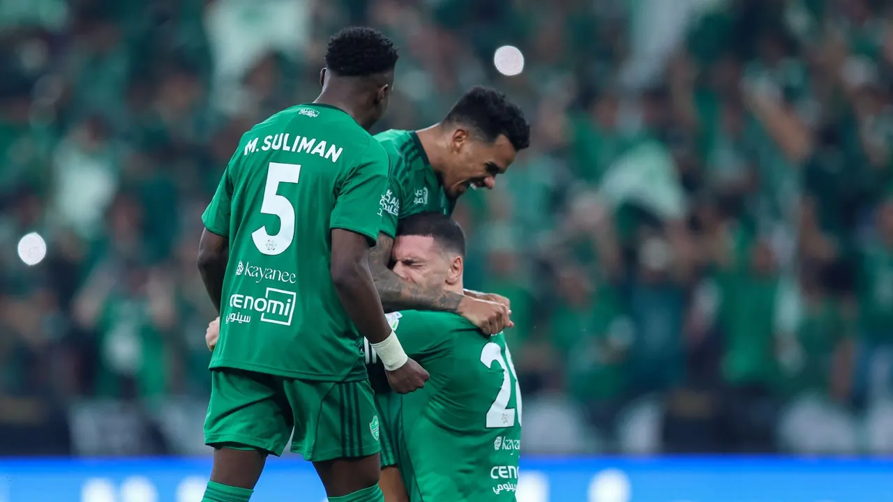 ما القنوات الناقلة لمباراة الأهلي والتعاون في دوري روشن السعودي 2025-2026؟ وكيف تشاهدها عبر الإنترنت؟